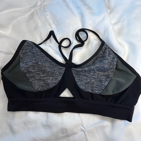 D05.2 Under Armour Unstoppable Bralette - Women's - Picture 1 of 2
